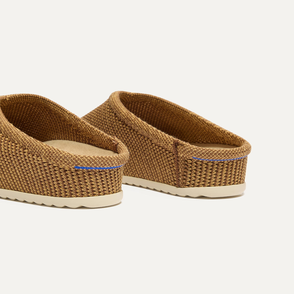 Close up of the heel of The Casual Clog in Wheat Rafia Knit, with Rothy's signature blue halo.