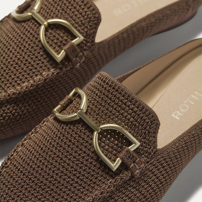 Close up of the toe and hardware of The Double Bit Loafer Mule in Cinnamon Raffia-Knit.