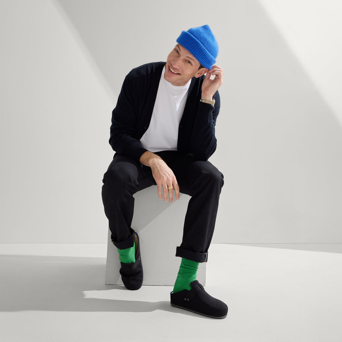 model | Alternate view of a model wearing The Men's Clog in Soft Black.