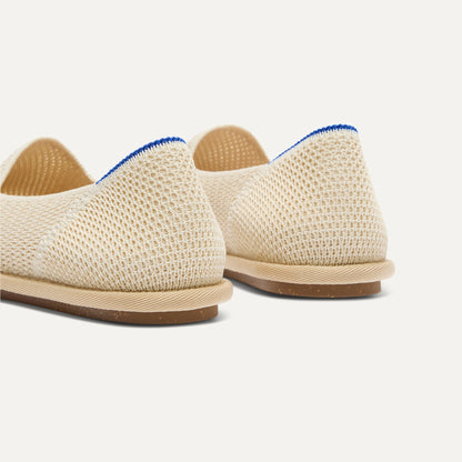 Close up of the heel of The Cruiser Loafer in White Raffia-Knit, with Rothy's signature blue halo.