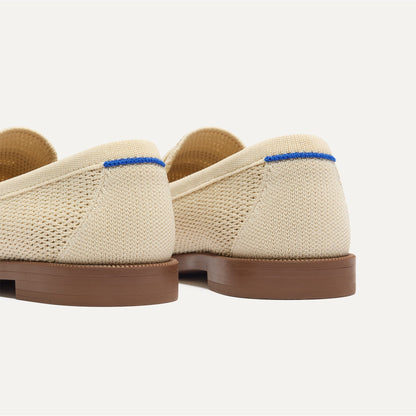 Close up of the heel of The Penny Loafer in Conch Raffia-Knit, with Rothy's signature blue halo.