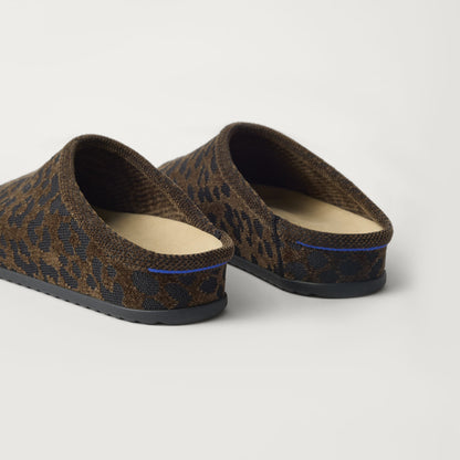Close up of the heel of The Casual Clog in ReVelvet™ Cheetah, with Rothy's signature blue halo.