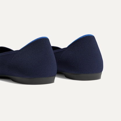 Close up of the heel of The Daily Flat in Navy, with Rothy's signature blue halo.