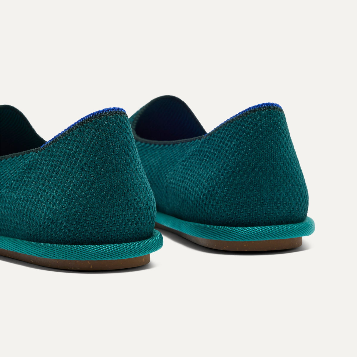 Close up of the heel of The Cruiser Loafer in ReVelvet™ Everglade, with Rothy's signature blue halo.